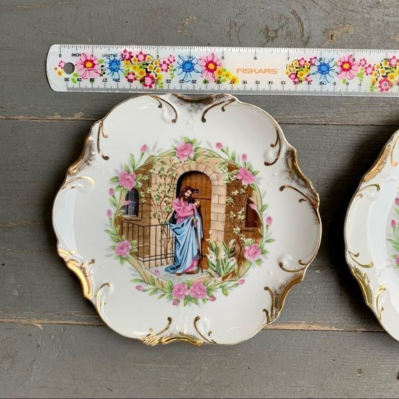 EUC Vintage 2 Religious Wall Plates - Picture 3 of 16